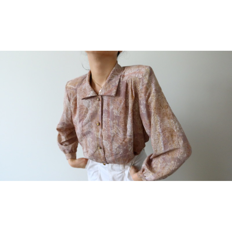 Sơ mi vintage Nhật hoạ tiết hoa tông hồng có đệm vai - secondhand