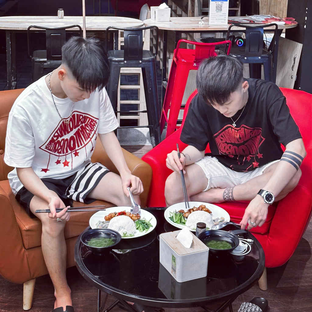 Áo Phông Nam Nữ Siêu Cấp In Kim Tuyến Môi Màu Đỏ, Áo Thun Tay Lỡ Logo In Chìm Chất Cotton Dày Dặn Form rộng Unisex CHẤT