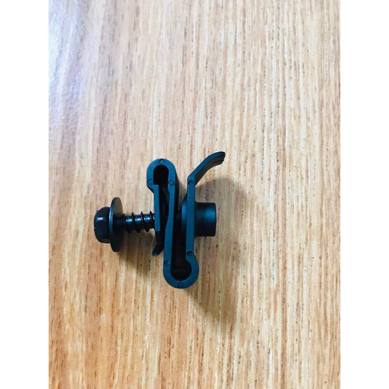 Bộ ốc vít giữ chắn bùn ô tô- Dưới động cơ,lòng vè bánh xe