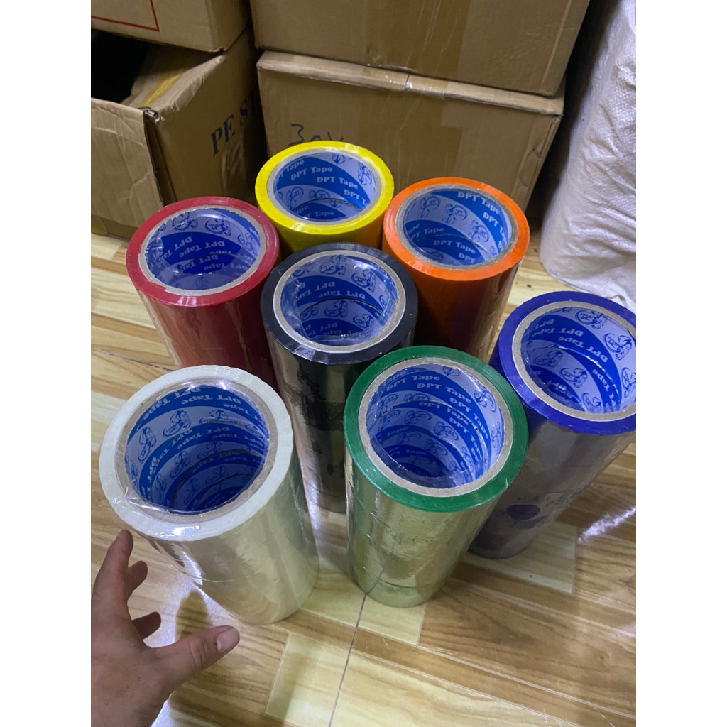 Băng keo màu dán thùng 4f8-100y gồm 7 màu xanh dương,lá, đỏ, vàng, trắng, đen, cam 1 cây 6 cuộn.