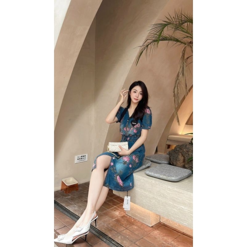 Hàng nhập - Đầm dáng ôm jean mát lạnh in hoa lá, váy bò tay ngắn cổ V khóa kéo