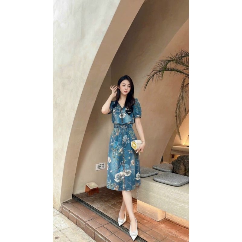 Hàng nhập - Đầm dáng ôm jean mát lạnh in hoa lá, váy bò tay ngắn cổ V khóa kéo