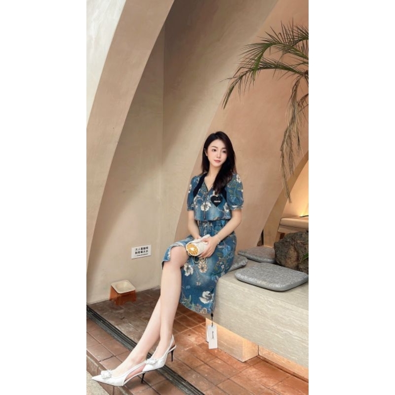 Hàng nhập - Đầm dáng ôm jean mát lạnh in hoa lá, váy bò tay ngắn cổ V khóa kéo