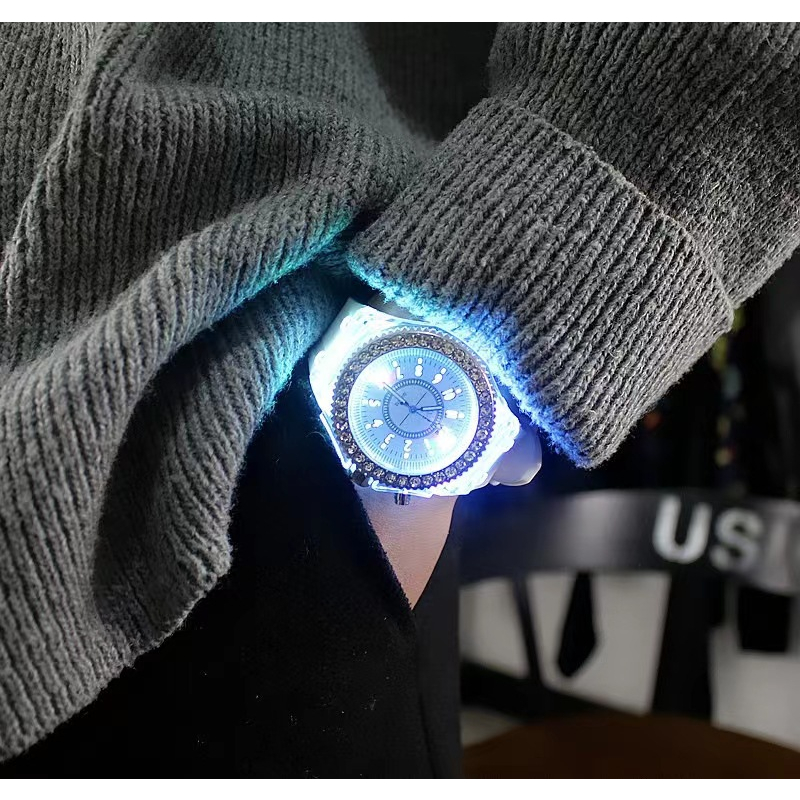 Đồng Hồ Đeo Tay Phát Sáng  Unisex nam nữ đeo đều được Mặt Tròn Dát Đá Có Đèn Nền LED Nền