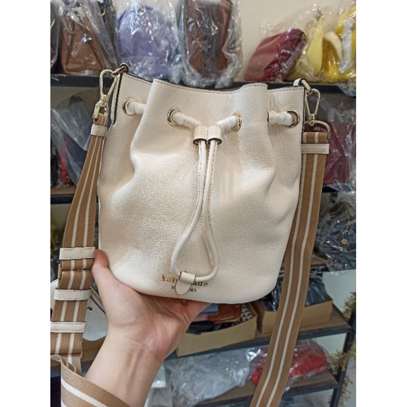 Siêu đẹp chị em. Túi chéo Bucket Kate Spade