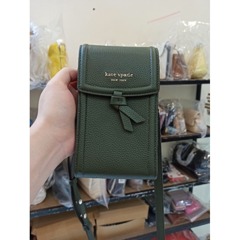 Màu đỉnh mê quá :* Túi đựng điện thoại Kate Spade