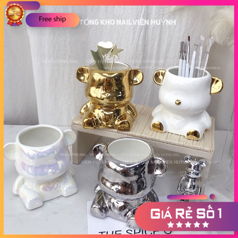 Cốc cắm cọ hình gấu bearbrick
