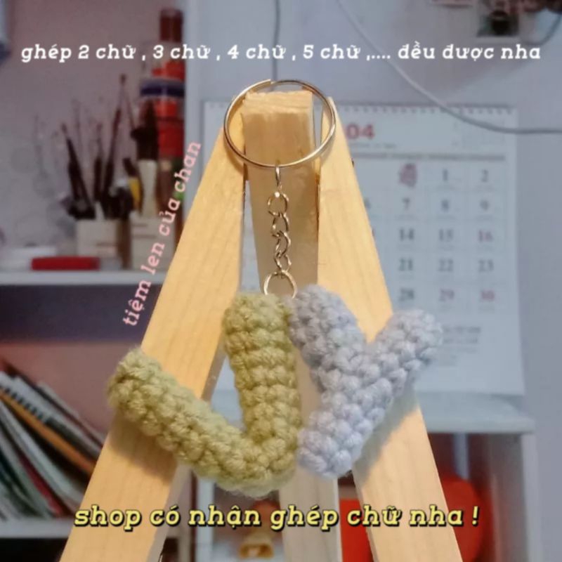 Len móc khoá chữ cái nhiều màu đáng yêu.