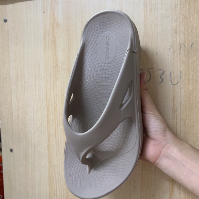 Dép Oofos hàng A thiếu logo hông size 41