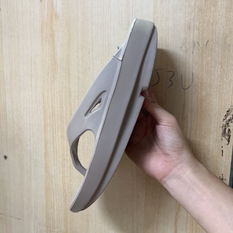 Dép Oofos hàng A thiếu logo hông size 41