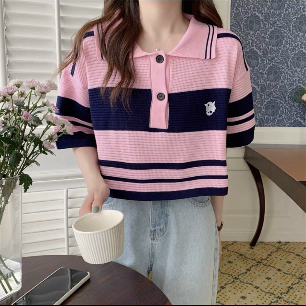 Áo len mongtoghi kẻ cổ Polo dáng crotop thêu hình trước ngực xinh xắn - SCXA157