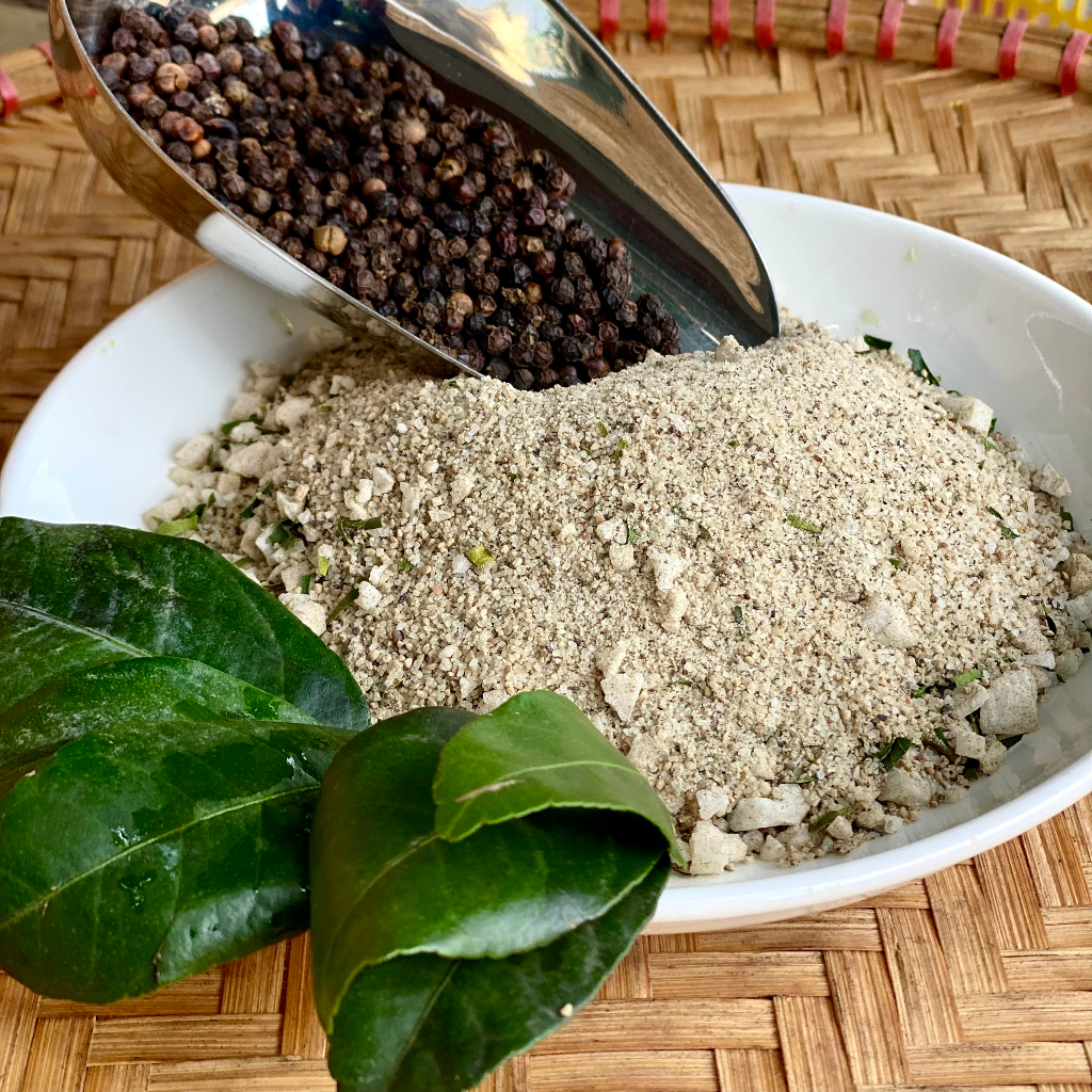 Muối tiêu lá chanh, tiêu nhiều, lá chanh thơm nồng, vị thanh ít mặn