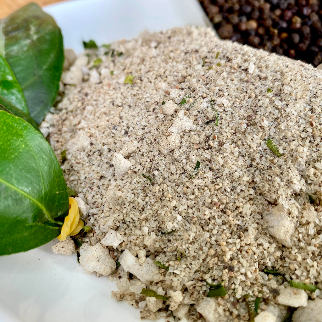 Muối tiêu lá chanh, tiêu nhiều, lá chanh thơm nồng, vị thanh ít mặn