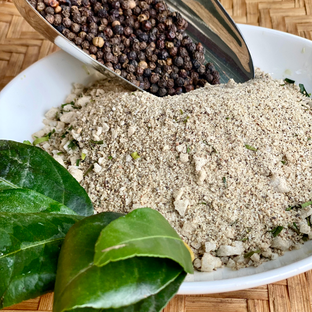 Muối tiêu lá chanh, tiêu nhiều, lá chanh thơm nồng, vị thanh ít mặn