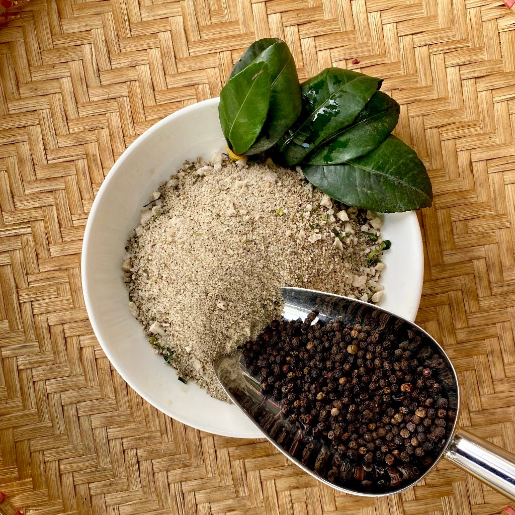 Muối tiêu lá chanh, tiêu nhiều, lá chanh thơm nồng, vị thanh ít mặn