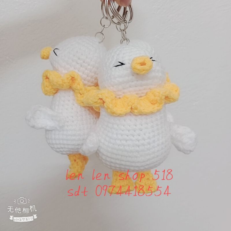 Móc khoá con vịt ngã bằng len