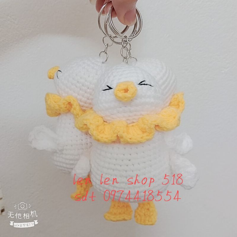 Móc khoá con vịt ngã bằng len