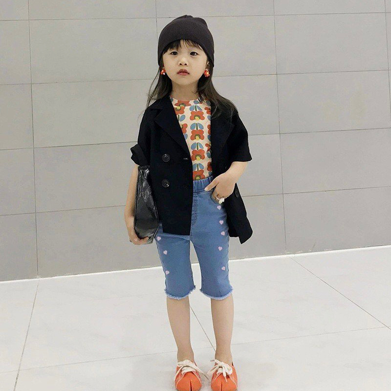 Quần Jean lửng cho bé gái lưng thun màu xanh dáng ôm in hình trái tim 2 bên từ 12-40kg.