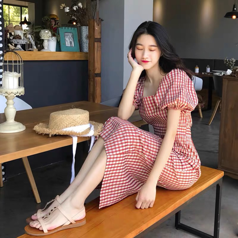 Đầm caro đỏ cổ vuông thắt eo