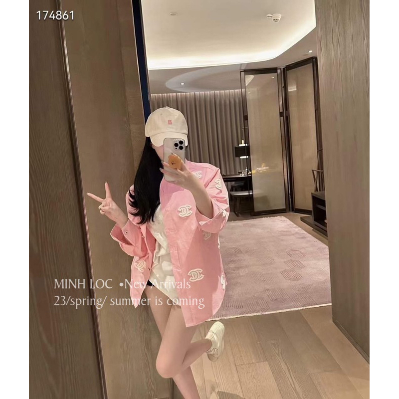 Áo sơ mi hồng chữ thêu nổi hàng quảng châu cao cấp