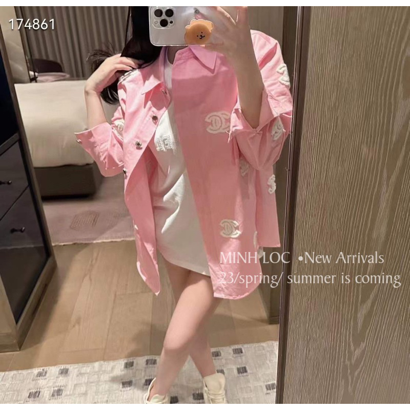 Áo sơ mi hồng chữ thêu nổi hàng quảng châu cao cấp