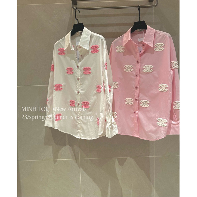 Áo sơ mi hồng chữ thêu nổi hàng quảng châu cao cấp