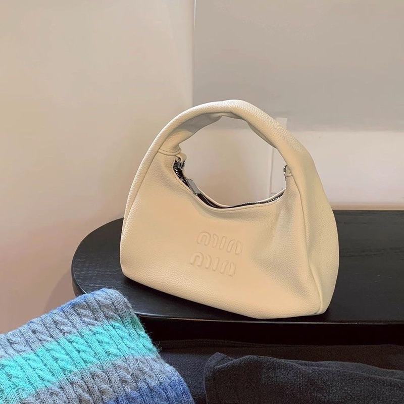 Túi xách hobo miu miu