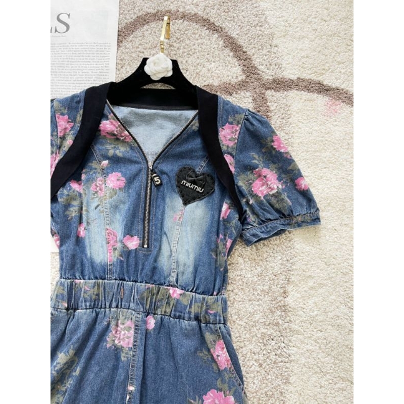 Hàng nhập - Đầm dáng ôm jean mát lạnh in hoa lá, váy bò tay ngắn cổ V khóa kéo