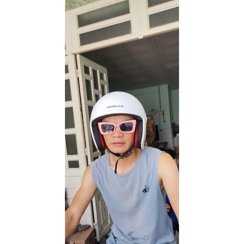 Nón honda trắng 3/4 không kính che mặt. có trầy xước