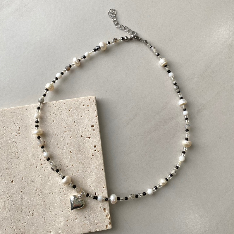 Vòng xâu hạt TIÊU TIÊU cườm đen trái tim bạc Tone màu trung tính tối giản minimal - VUONQUOA