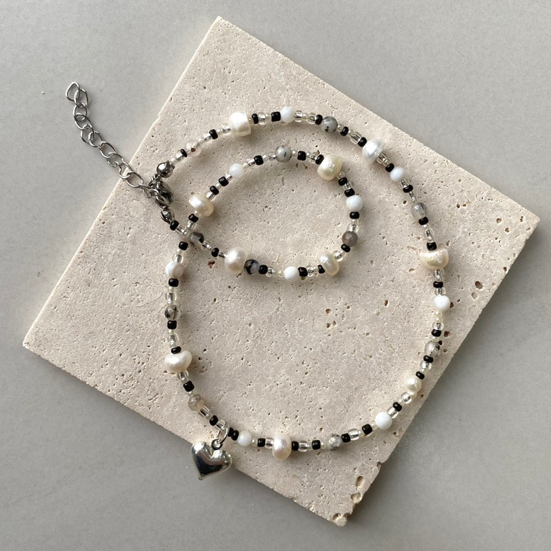 Vòng xâu hạt TIÊU TIÊU cườm đen trái tim bạc Tone màu trung tính tối giản minimal - VUONQUOA