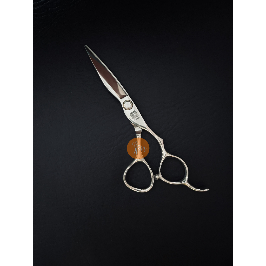 Kéo Cắt Tóc Titan TC360, dòng kéo nhập khẩu đẹp từ nhật, mang thương hiệu cao cấp của xứ sở hoa anh đào. Chất thép cao c