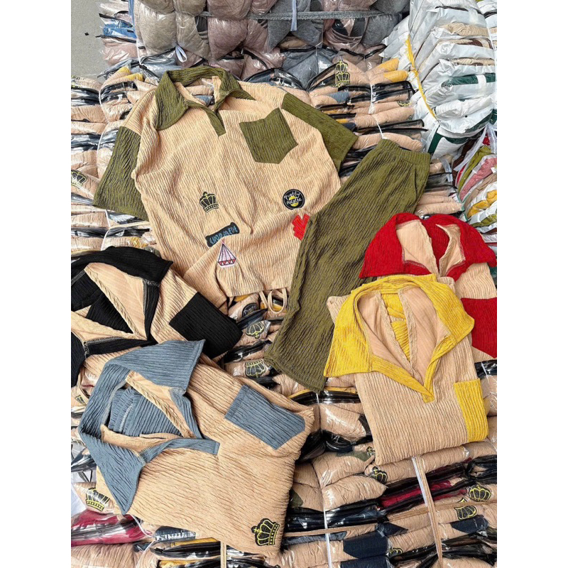 Set Bộ Ngố Xốp Nhún Áo Polo Phông Thêu Hoạ Tiết Nhí Tay Ngắn Túi Phối Màu Khoét Xẻ Lưng Rút + Quần Ống Ôm