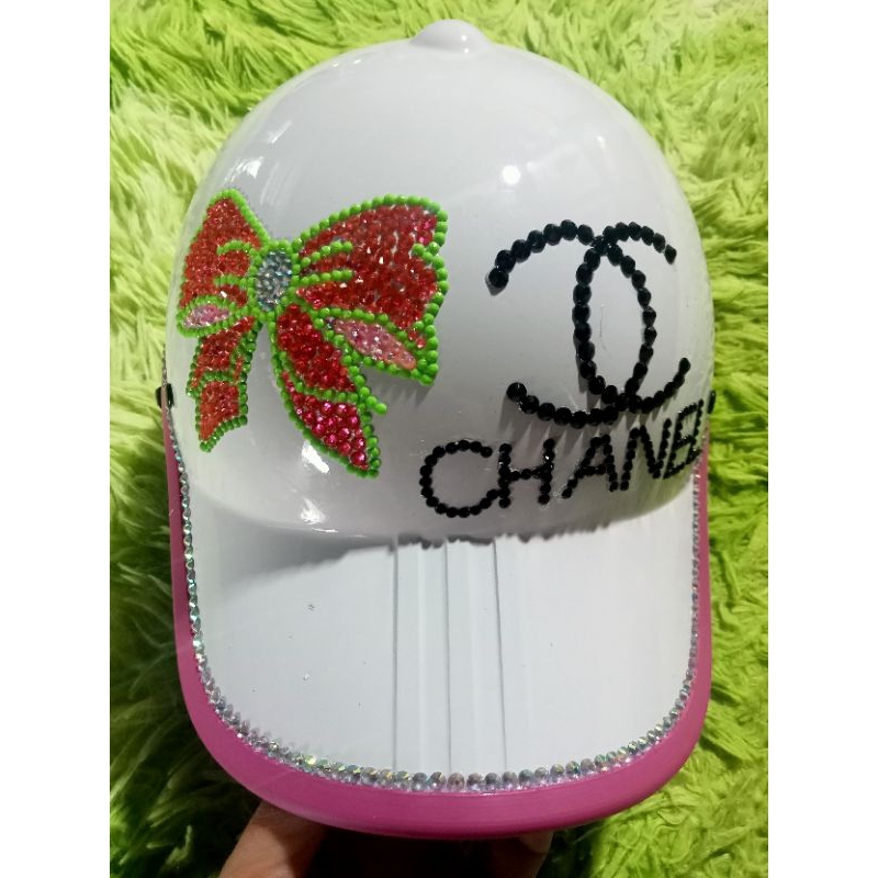 Nón bảo hiểm đính đá y hình.