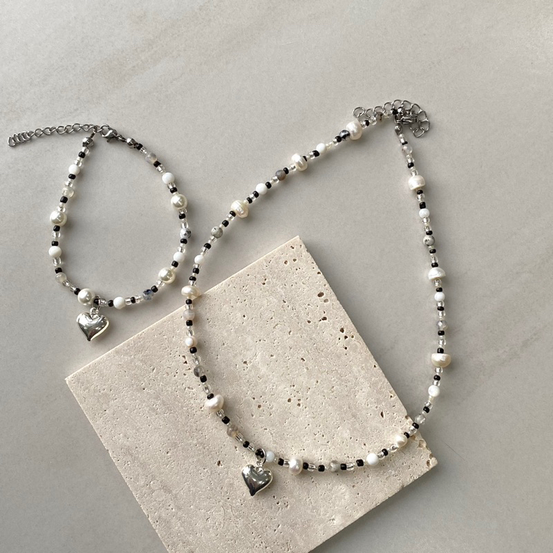 Vòng xâu hạt TIÊU TIÊU cườm đen trái tim bạc Tone màu trung tính tối giản minimal - VUONQUOA