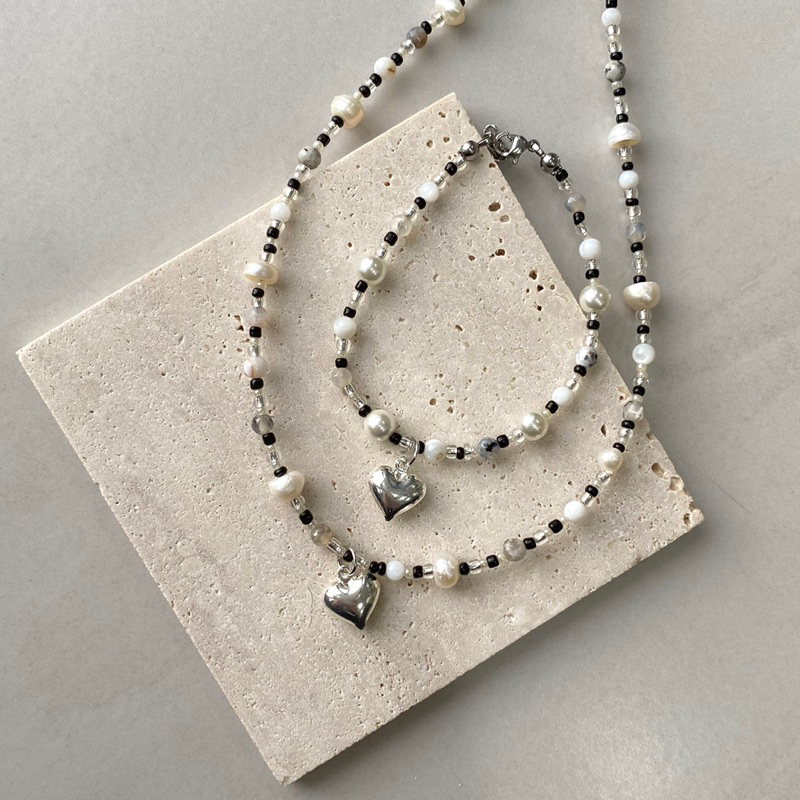 Vòng xâu hạt TIÊU TIÊU cườm đen trái tim bạc Tone màu trung tính tối giản minimal - VUONQUOA