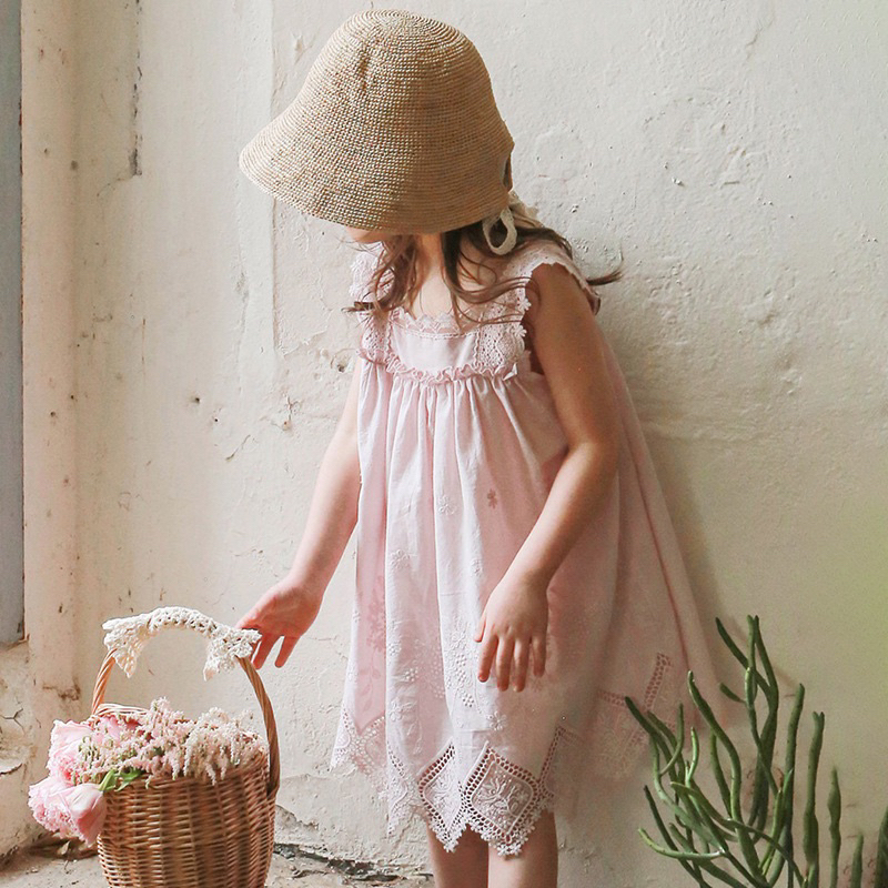 Váy ren ko tay cho bé mùa hè