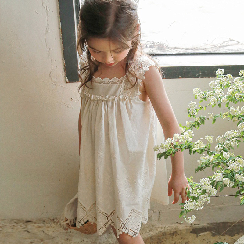 Váy ren ko tay cho bé mùa hè