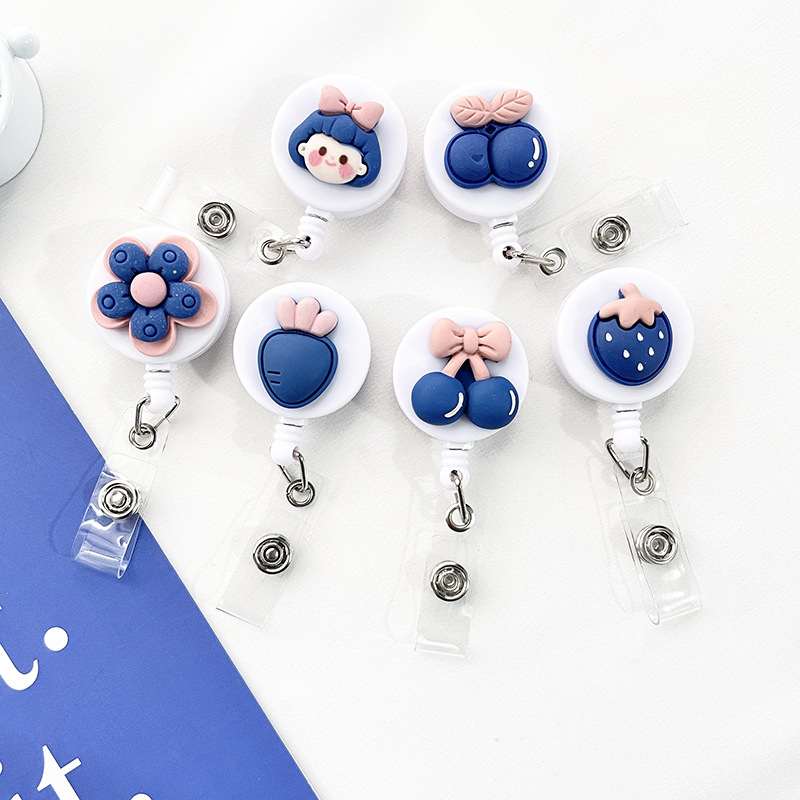 Móc - Kẹp bảng tên học sinh, sinh viên, nhân viên họa tiết gấu hoa xanh có thể kéo dãn CS78