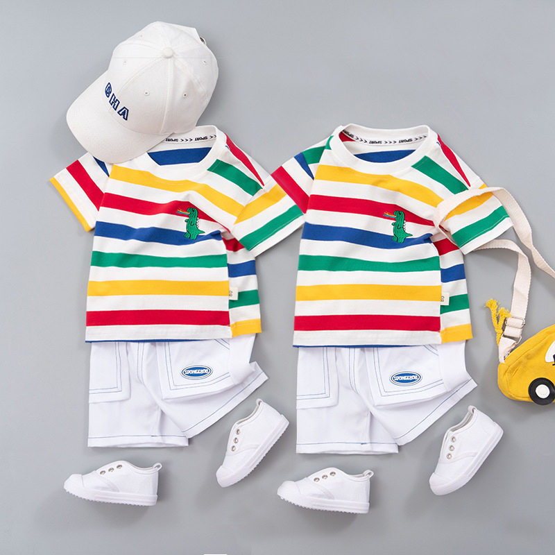 Bộ đồ bé trai áo cộc tay quần short họa tiết kẻ ngang sắc màu cầu vồng. Set áo thun quần sooc bé trai đẹp đáng yêu