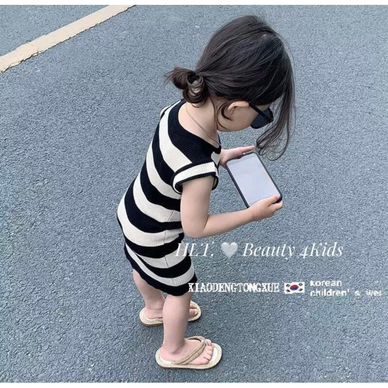 Váy kẻ ngang cho bé gái