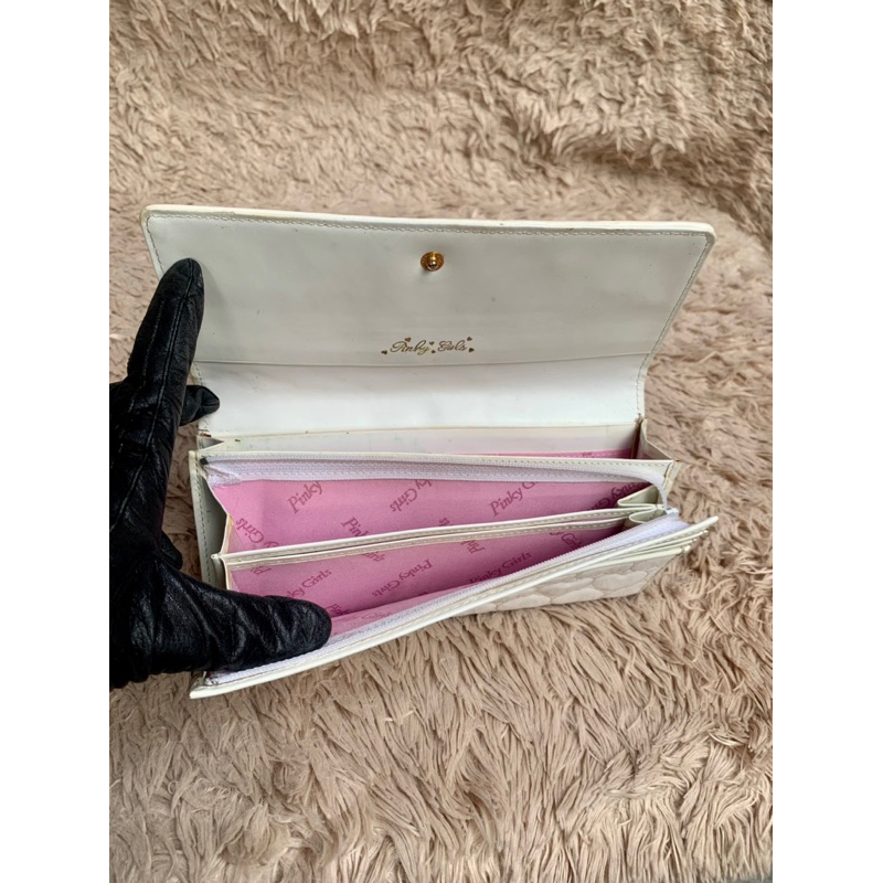 Ví chuẩn si. Ví qua sử dụng, có lỗi áp màu nhẹ lắm,khách xem kỹ hình và video. Mời khách vô chat để biết thêm nếu cần ..