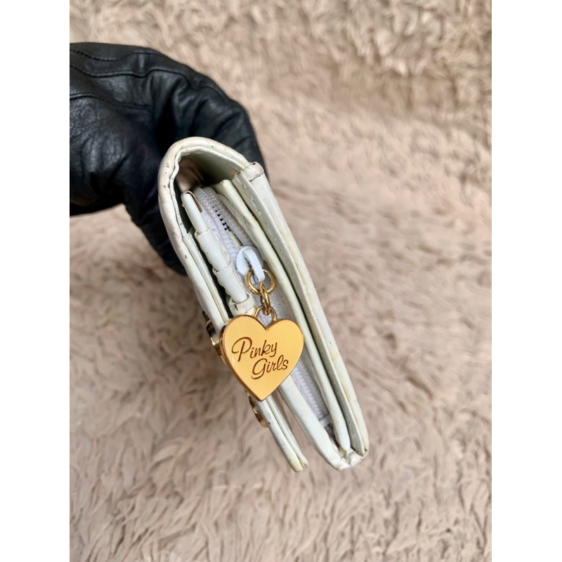 Ví chuẩn si. Ví qua sử dụng, có lỗi áp màu nhẹ lắm,khách xem kỹ hình và video. Mời khách vô chat để biết thêm nếu cần ..