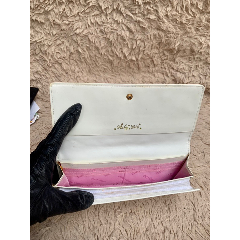 Ví chuẩn si. Ví qua sử dụng, có lỗi áp màu nhẹ lắm,khách xem kỹ hình và video. Mời khách vô chat để biết thêm nếu cần ..