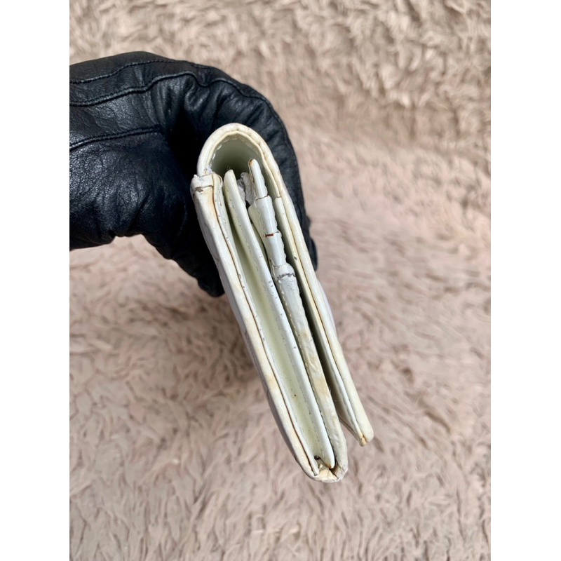 Ví chuẩn si. Ví qua sử dụng, có lỗi áp màu nhẹ lắm,khách xem kỹ hình và video. Mời khách vô chat để biết thêm nếu cần ..