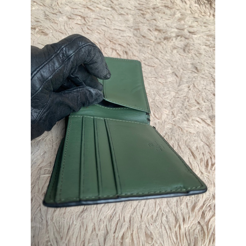 Túi ví chuẩn si. Túi ví qua sử dụng. Khách vui lòng xem hình nếu muốn biết thêm thông tin sản phẩm mời khách vô chat nhé