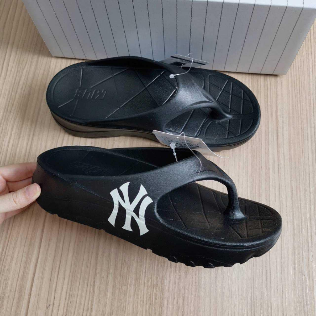 Dép xỏ ngón MLB Chunky Slider Flip Flop New Your Yankees 32SHHW111-50L màu Đen | PiuPiu Authentic