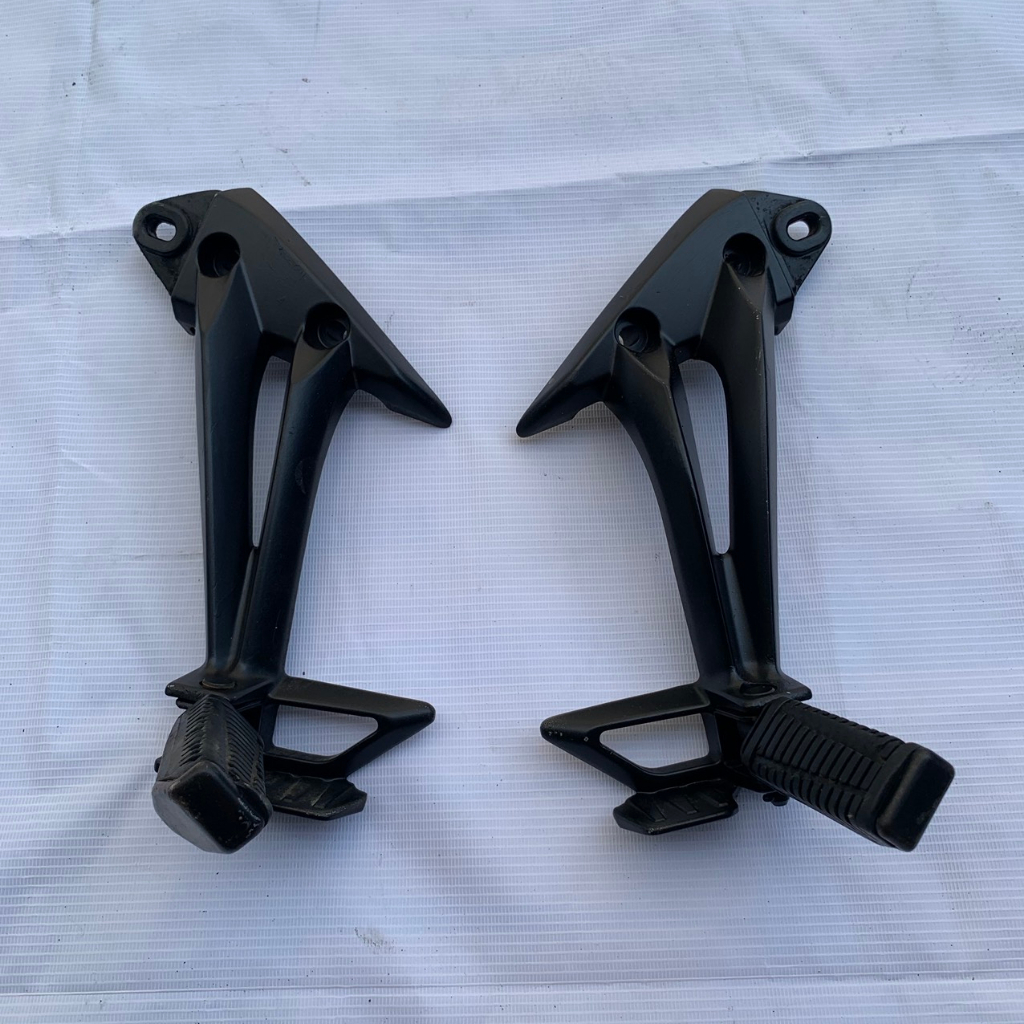 2 BÊN GÁC CHÂN SAU NOUVO 4 - LX YAMAHA / Để chân sau Nouvo 4 - LX Yamaha ( hàng zin tháo xe)còn rất 