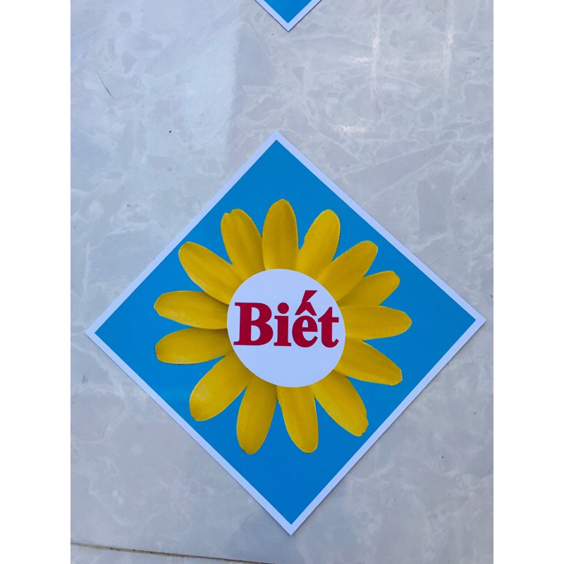 Câu đối trang trí lớp, in trên giấy bóng cứng, kích thước giấy A4, có sẵn keo dán tường phía sau