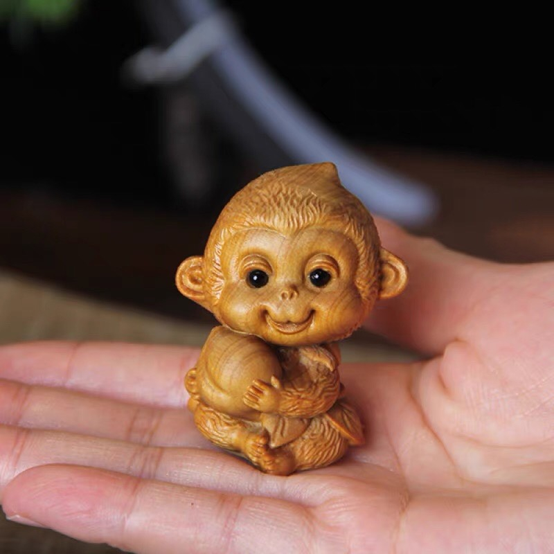 Tượng gỗ Khỉ con ôm Đào-TG03
